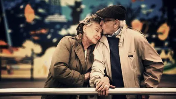 Quando l’amore è più forte della malattia: “Per strappare mia moglie all’Alzheimer, ogni giorno le racconto la nostra vita”