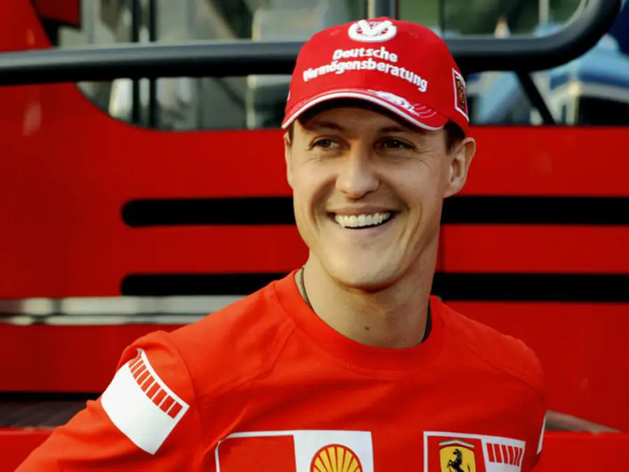 Michael Schumacher, l’amico sotto anonimato: “Manda segnali, la famiglia spera in un miracolo medico”