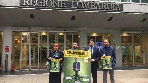 Lombardia, flash mob M5S anti-corruzione