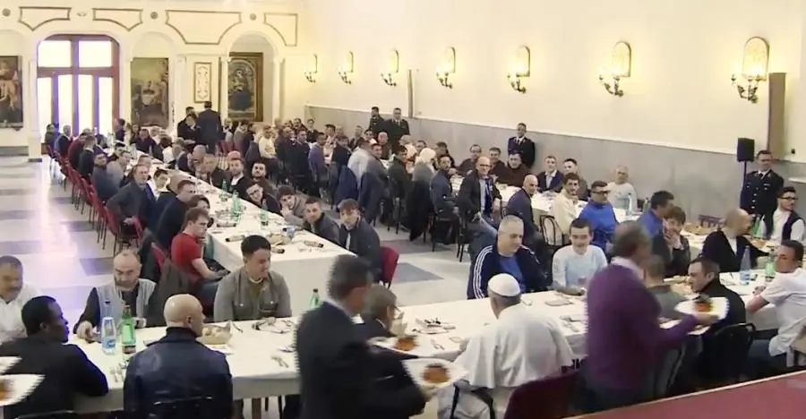 Bologna, il papa va a pranzo coi detenuti. E due di loro evadono