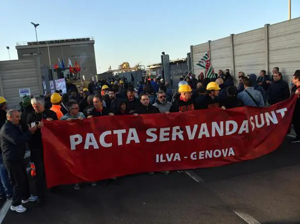 Taranto, gli operai Ilva scioperano per 24 ore: “Inaccettabili 3.300 esuberi”