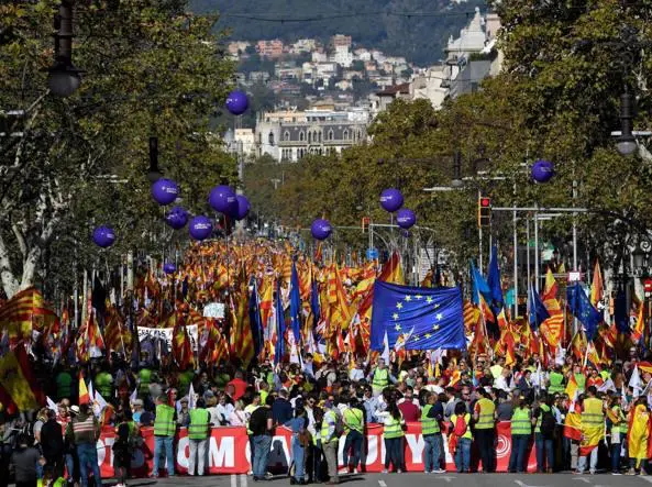 Catalogna, unionisti in corteo a Barcellona. Madrid: ‘Puigdemont può candidarsi se non sarà in galera’