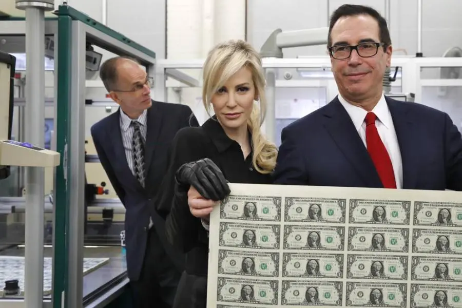 Usa, Louise Linton, la moglie del segretario al Tesoro Mnuchin: le foto con i dollari diventano virali