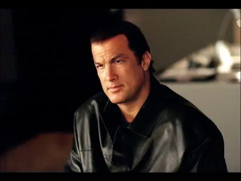 Molestie, Steven Seagal accusato da un’altra attrice: «Si tirò giù la zip»