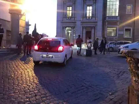 Roma, indagini sull’auto blu del consigliere M5S Ferrara