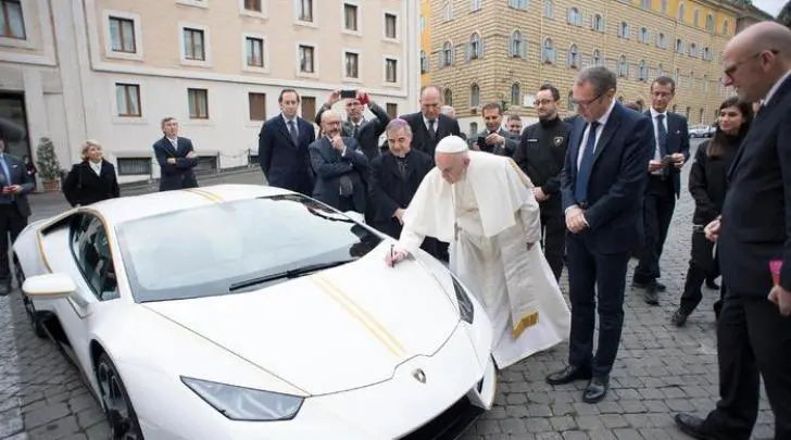 Papa Bergoglio benedice lo status symbol del lusso: una Lamborghini “Huracan” all’asta per aiutare i poveri