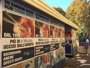 Manifesti anti-aborto su tutta Roma, l’ennesima prepotenza contro i diritti umani