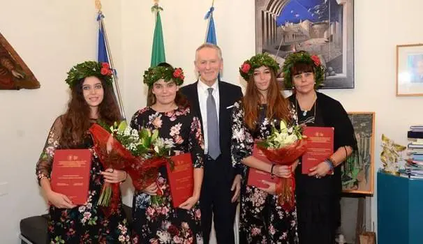 Urbino, festa quadrupla: la mamma si laurea in lingue insieme alle 3 figlie