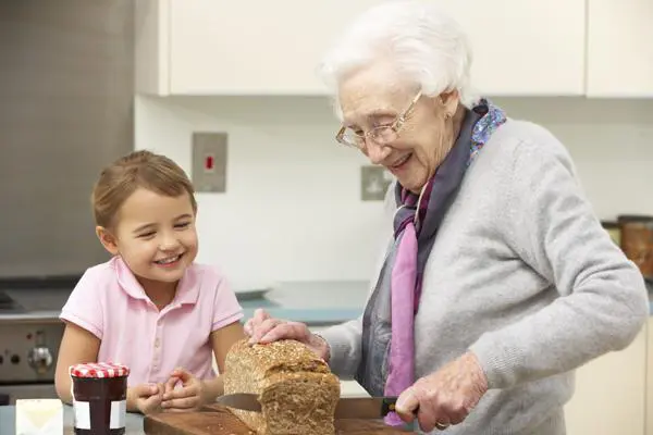 I nonni sono un ‘fattore di rischio’ per i bambini, troppo indulgenti