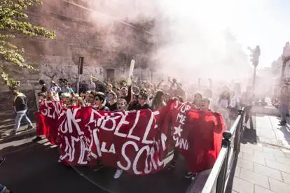 Studenti “in mutande”a Roma per protestare contro la manovra: “La scuola non ci lascia nemmeno i vestiti”