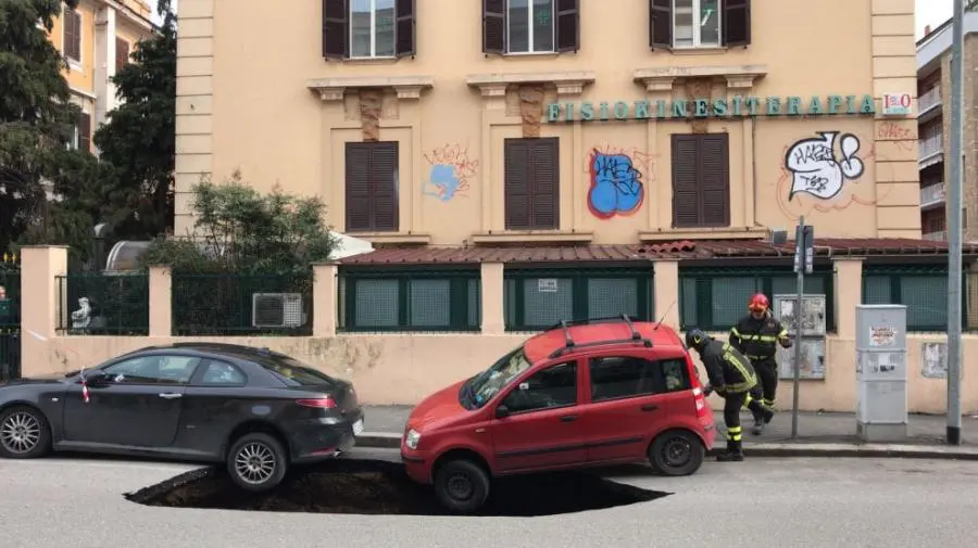 Emergenza buche a Roma, si apre voragine in circonvallazione Appia: auto restano in bilico