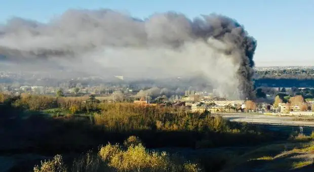 Brucia impianto rifiuti, odore acre in centro a Roma