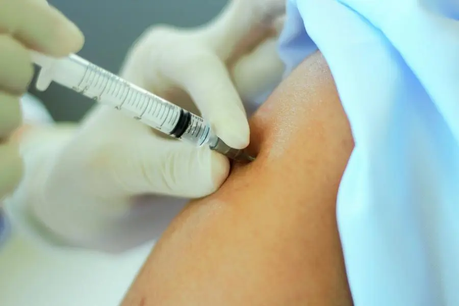 Vaccino anti covid, Simg rassicura: gli effetti collaterali non superiori agli altri vaccini