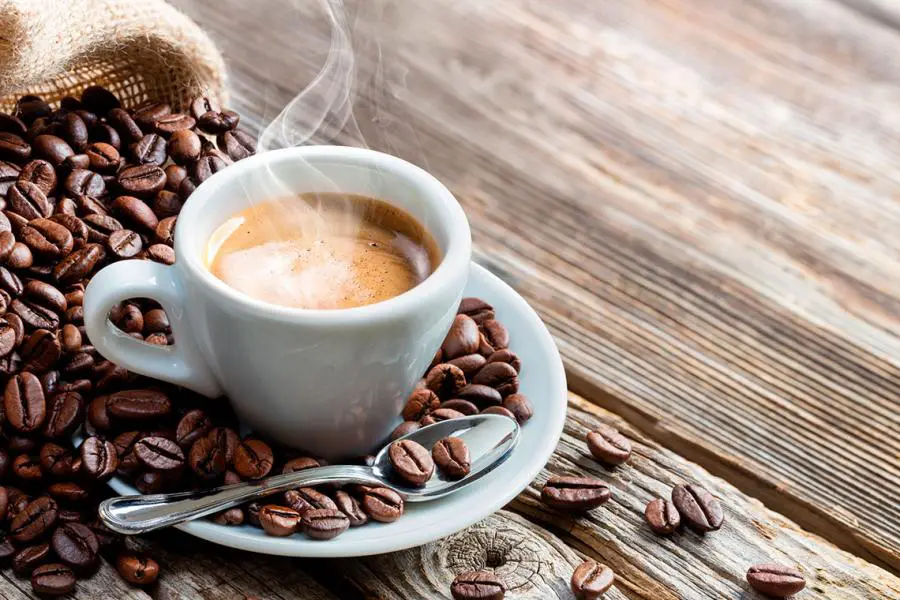 Il caffè è “salvo”: si possono bere fino a cinque tazzine al giorno