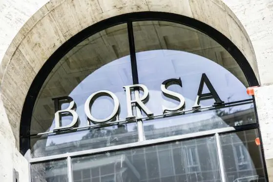 Borsa Milano accelera con Unicredit