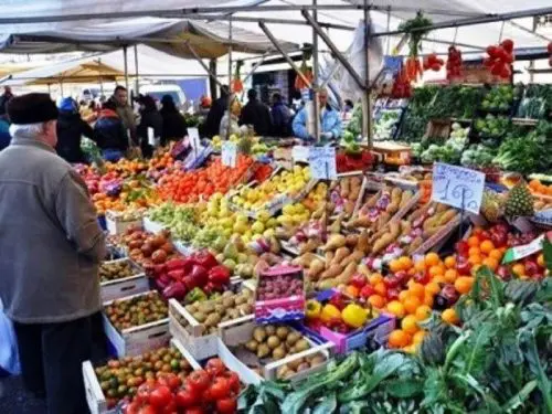 Prezzi, calo generale per la frutta e la verdura di stagione