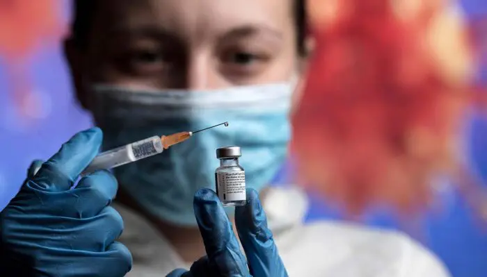 Covid, Pfizer non consegna il 30% dei vaccini: i rischi e il piano dell’Italia