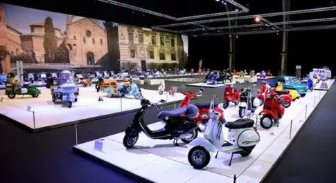 Il Museo Autoworld di Bruxelles celebra con un’esposizione i 75 anni di Vespa