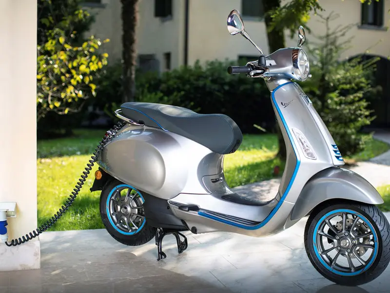 Vespa, icona italiana: il valore del brand supera il mld di euro