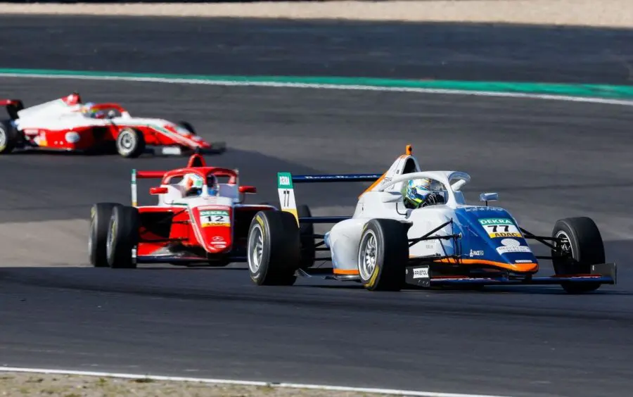 Al Nurburgring testa a testa tra Antonelli e Barnard per il titolo ADAC F4