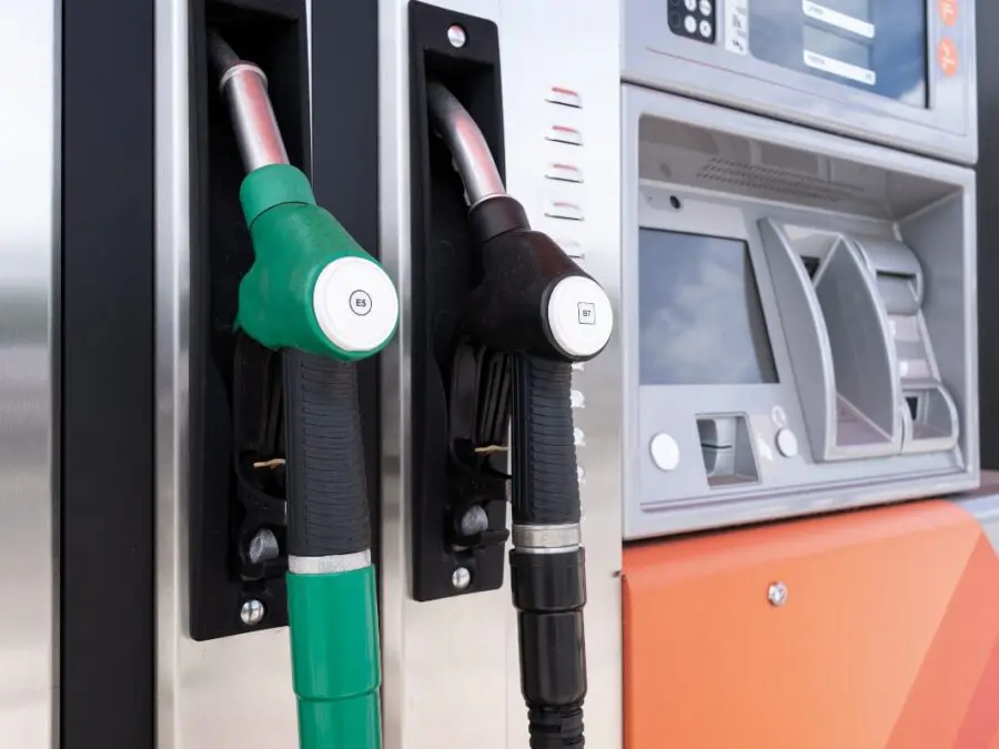 Carburante, scendono i prezzi di benzina e diesel oggi in Italia