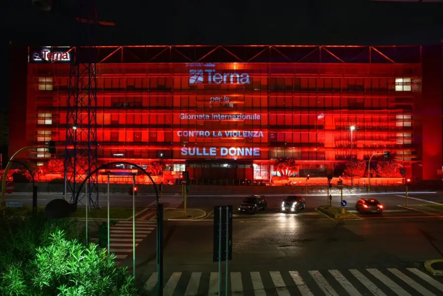 Terna si illumina di rosso per la Giornata Internazionale contro la violenza sulle donne